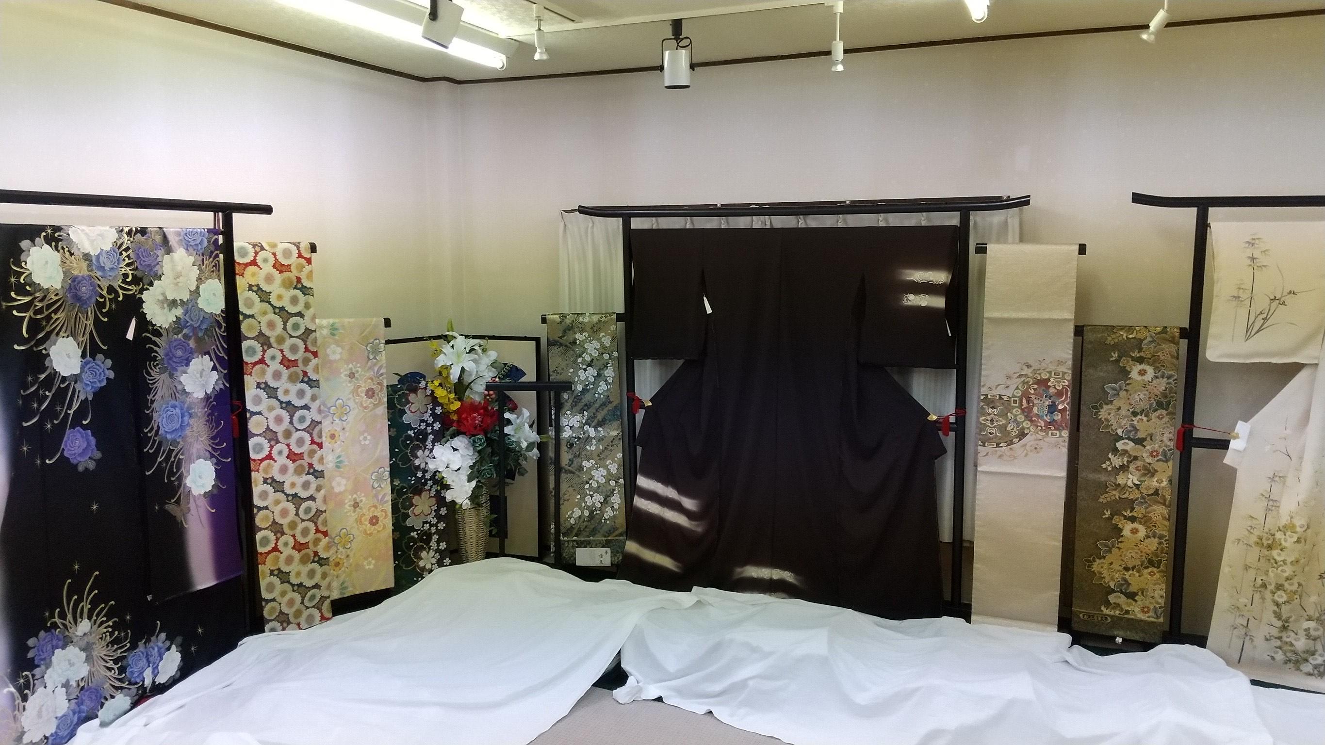 柔らかな灯りの店内